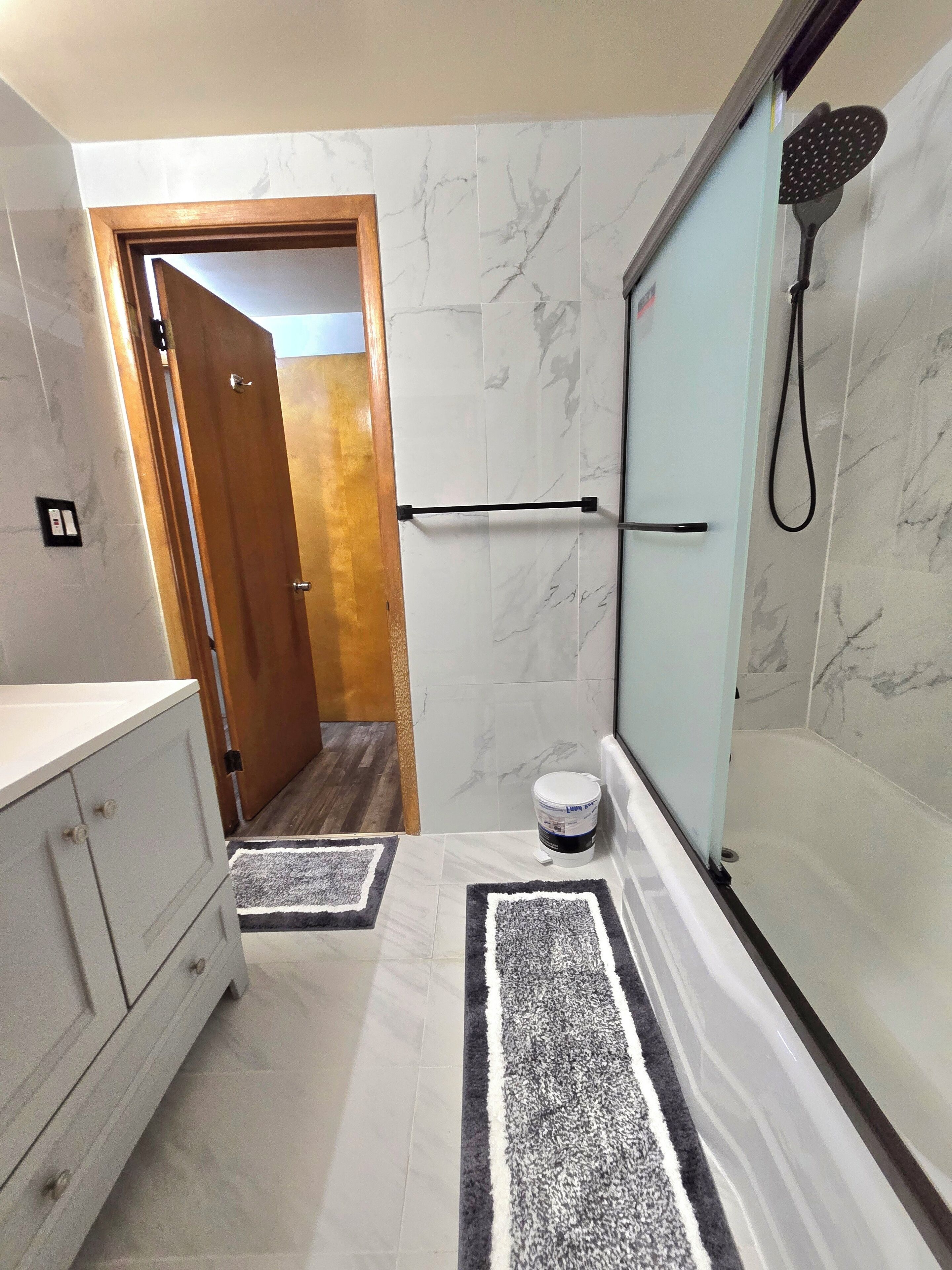 Een haardroger, handdoeken, zeep, toiletpapier