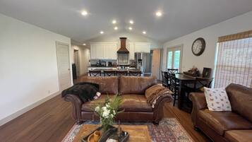 TV connectée, cheminée, lecteur de DVD