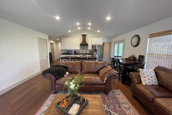 Smart-tv, een open haard en een dvd-speler