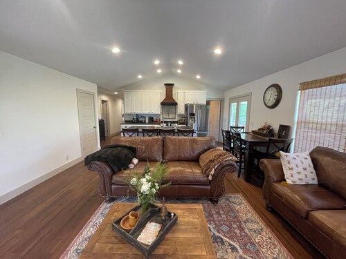 Secluded 2 Story Split Level Home near Wedding Venue Sleeps 2-12