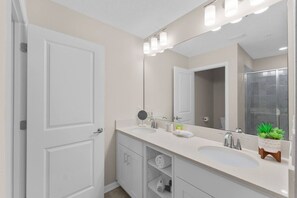Secadora de cabello, shampoo, papel de baño