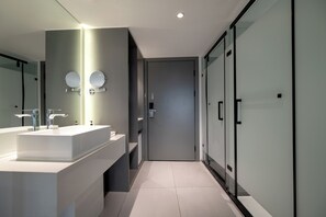 Ilmaiset hygieniatuotteet, hiustenkuivaaja, tohvelit, pyyhkeet