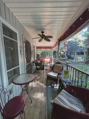 A covered porch with wicker furniture, a table, and chairs. - Mount Gretna Magic ▪︎ 10 mins to Renaissance Faire  (Mount Gretna)