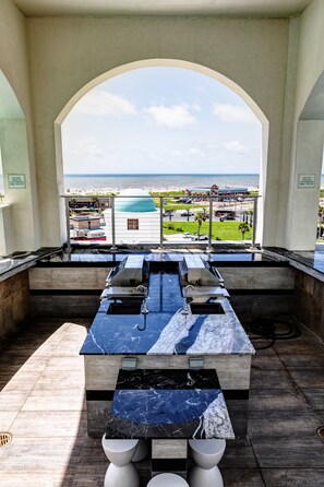 Property grounds - 3BR/2BA Beachfront Unit with Amazing Amenities (Galveston)