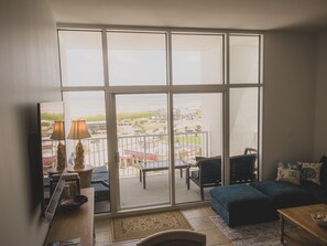 TV - 3BR/2BA Beachfront Unit with Amazing Amenities (Galveston)