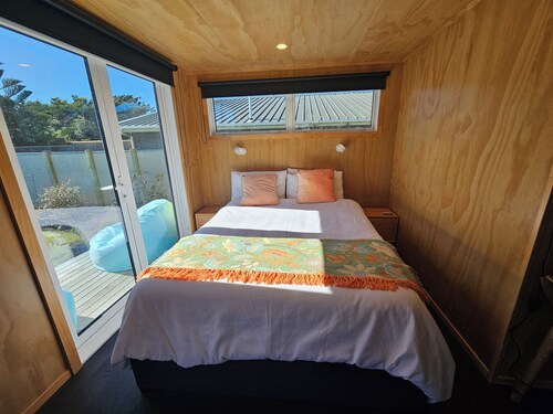 Custard Square Holiday Studio
A sweet retreat by the beach