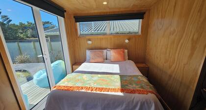 Custard Square Holiday Studio
A sweet retreat by the beach