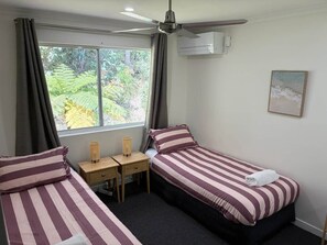 3 slaapkamers, een bureau, een strijkplank/strijkijzer, reisbedje