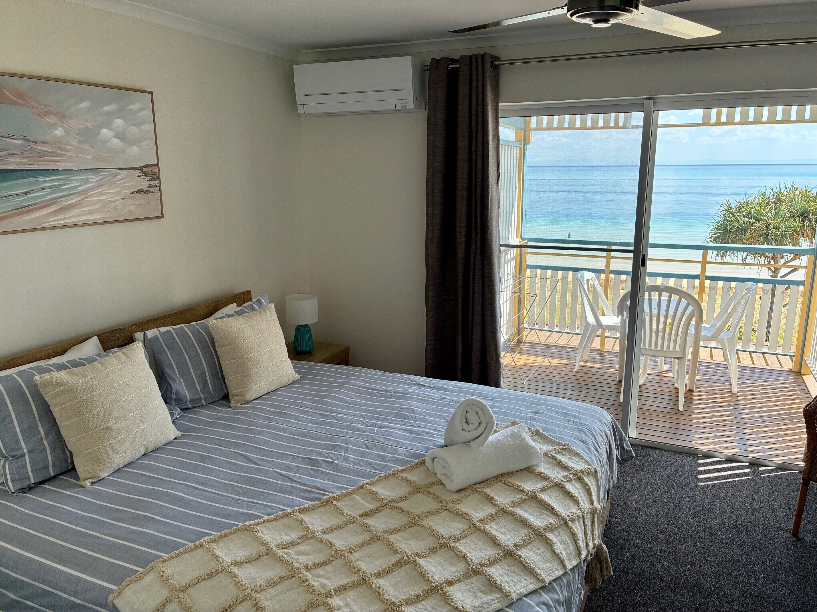 3 habitaciones, escritorio y tabla de planchar con plancha 