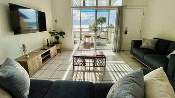 Smart TV, DVD player, mesa de pingue-pongue