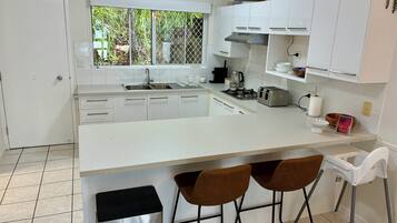 Cafetera y tetera, refrigerador, microondas y parrilla de estufa