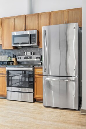 Refrigerador, microondas, horno, placa de cocina