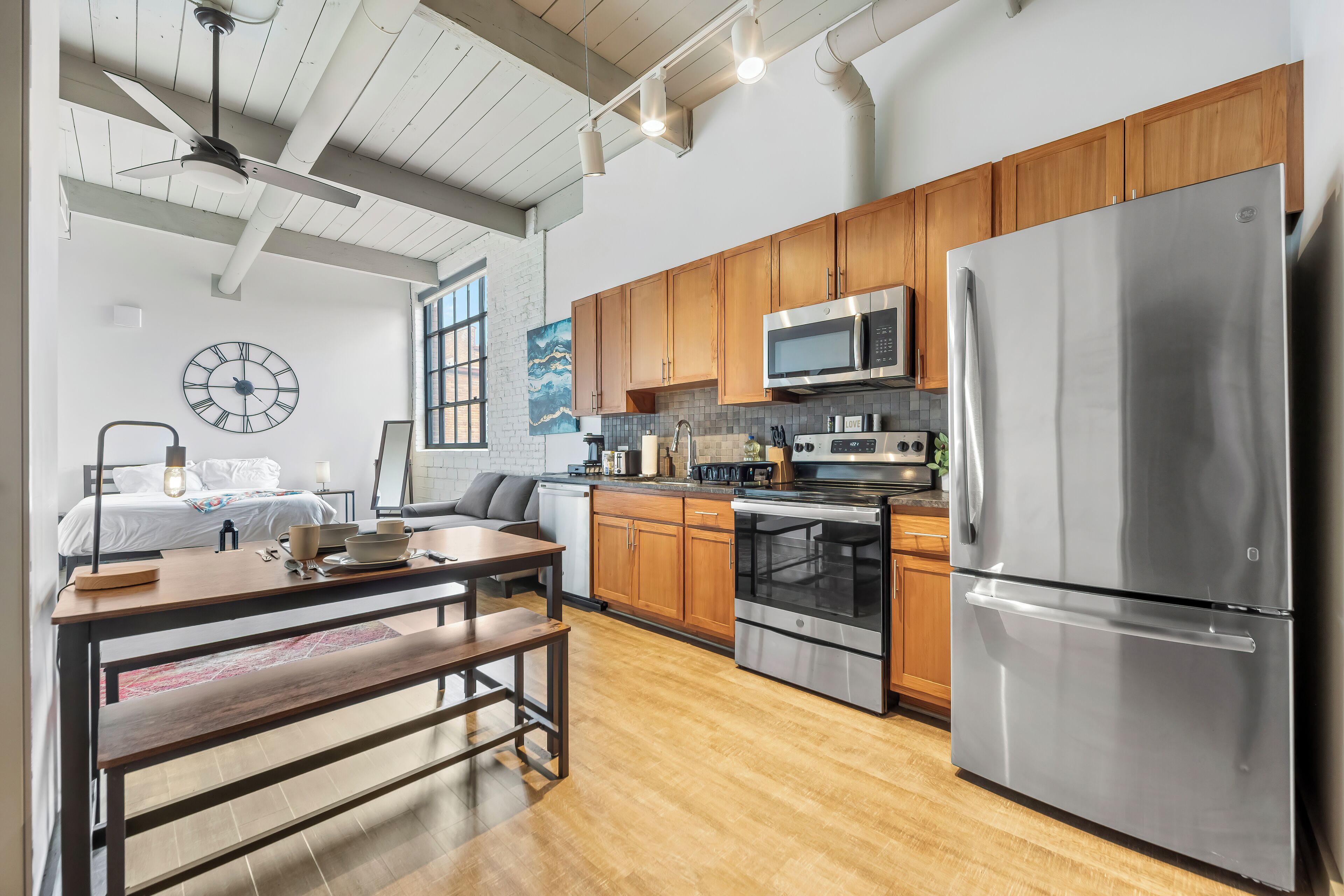 Kjøleskap, mikrobølgeovn, ovn og kokeplater