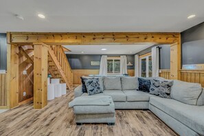 Una Smart TV, una chimenea, libros, una pantalla de ordenador