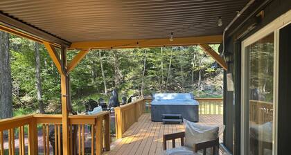 Sauna Hot Tub 5-bedroom chalet with AC on 3 acres in Cresco w an Outdoor Shower