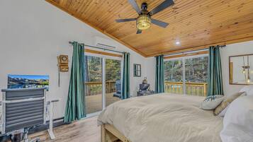 5 habitaciones, escritorio y tabla de planchar con plancha