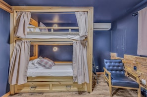 5 bedrooms, desk, iron/ironing board, travel cot