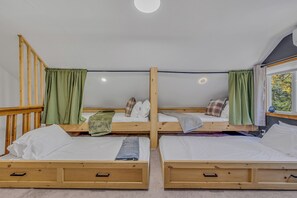 5 bedrooms, desk, iron/ironing board, travel crib