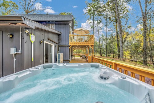 Pocono Sleep 16 Sauna Hot Tub + Private Acre + AC + King + Bunk Beds + Spa Bath