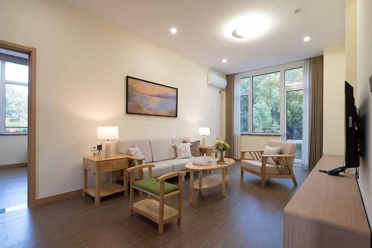 Superior Studio Suite | Blackout drapes, soundproofing, iron/ironing board, free WiFi