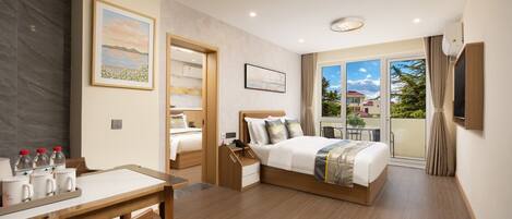 Suite estudio familiar | Edredón, minibar, escritorio y espacio para trabajar con laptop