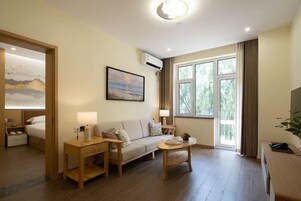 高级开间套房 | 遮  光窗帘、隔音、熨斗/熨板、免费 WiFi