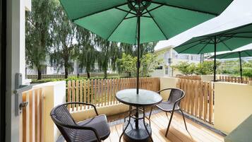 Chambre Double Supérieure, vue jardin | Terrasse/Patio