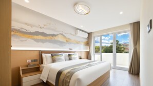 A modern hotel room with a large bed, a view of the outdoors, and a ceiling light fixture. - Qinhuangdao Beidaihe Yijing Hotel (Qinhuangdao)