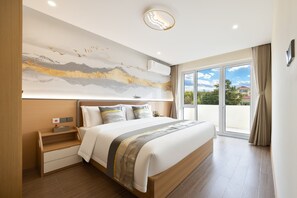 Studio Suite Keluarga | Selimut bulu angsa, minibar, meja kerja, dan ruang kerja ramah laptop