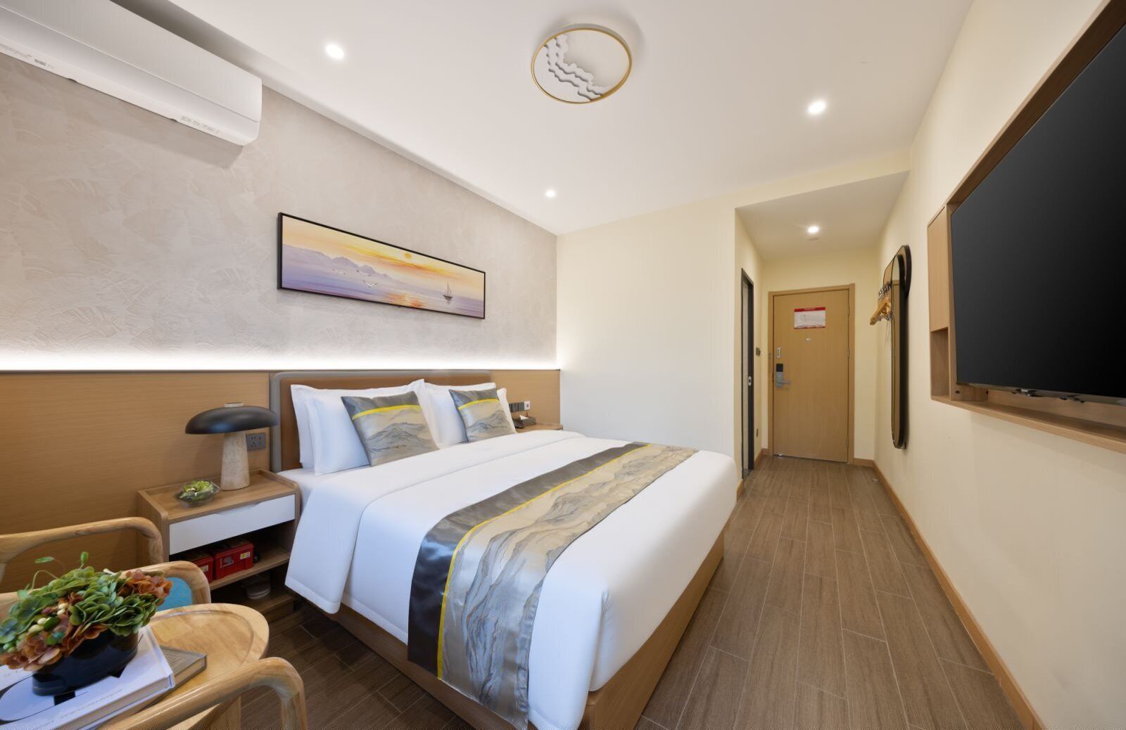 Kamar Double Standar | Selimut bulu angsa, minibar, meja kerja, dan ruang kerja ramah laptop
