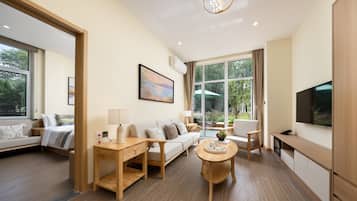 Family Studio, Roll-in Shower, Non Smoking | Down duvets, minibar, desk, laptop workspace