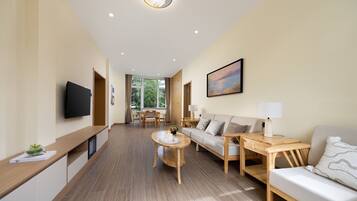Family Studio, Roll-in Shower, Non Smoking | Down duvets, minibar, desk, laptop workspace