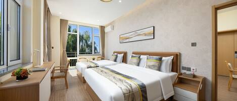 Habitación de hotel con una cama grande, un escritorio, una silla y una ventana con vistas a árboles.