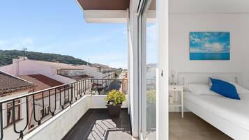 3 slaapkamers, een strijkplank/strijkijzer, internet, beddengoed