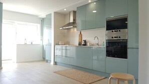 Kühlschrank, Mikrowelle, Ofen, Geschirrspüler