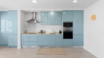 Frigorífico, microondas, horno y lavavajillas