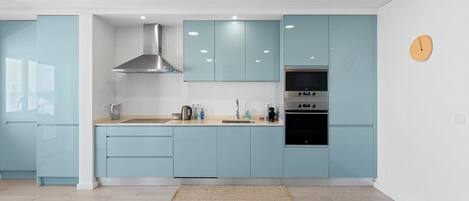 Jääkaappi, mikroaaltouuni, uuni, astianpesukone