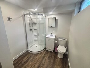 Shower, hair dryer, towels, soap - Fabulous 4-bedroom, two-bath home close to Downtown, the mountains and Banff (Calgary)