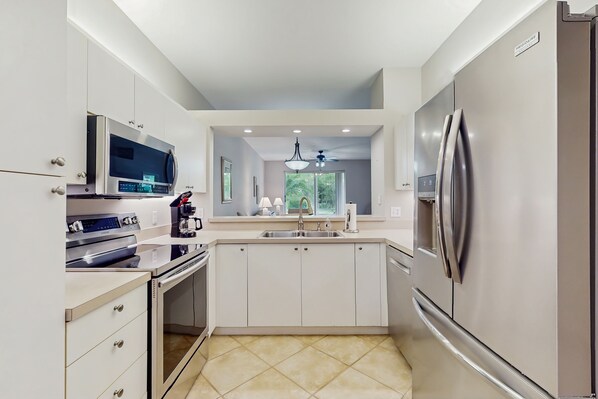 ثلاجة، ميكروويف، فرن، موقد طهي مسطح