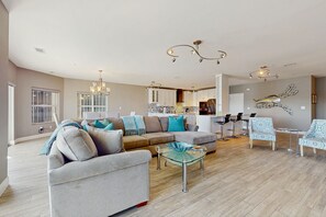 TV - Beautiful Harbor view condo, close to shopping, beaches and entertainment (Destin)