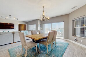 Dining - Beautiful Harbor view condo, close to shopping, beaches and entertainment (Destin)