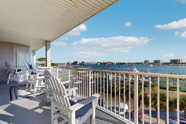 Property grounds - Beautiful Harbor view condo, close to shopping, beaches and entertainment (Destin)