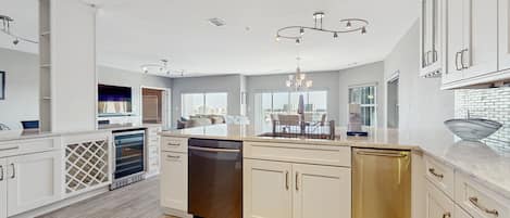 Køleskab, mikrobølgeovn, ovn, kogeplade