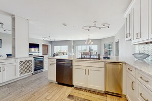 Fridge, microwave, oven, stovetop - Beautiful Harbor view condo, close to shopping, beaches and entertainment (Destin)