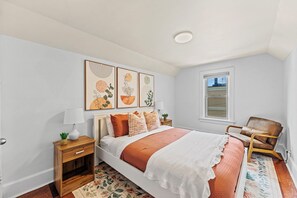 4 bedrooms, iron/ironing board, WiFi, bed sheets