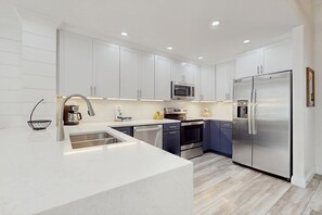 Refrigerador, microondas, horno y parrilla de estufa 