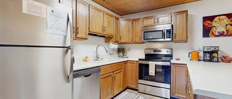 Jääkaappi, mikroaaltouuni, uuni, liesi