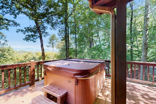 Cozy mountain cabin with hot tub, fireplace & scenic views