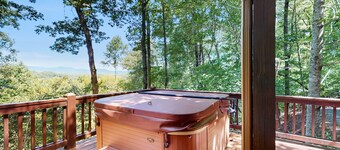 Cozy mountain cabin with hot tub, fireplace & scenic views