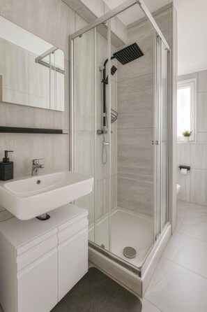 Shower, hair dryer, toilet paper - Apollo Home - Here you are at home! (Wildflecken)